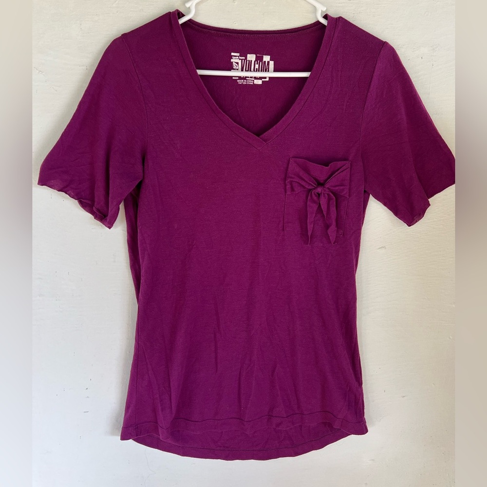 Volcom Violet Purple Women’s Relaxed Fit Bow Pocket V-Neck Tee Shirt Size Small